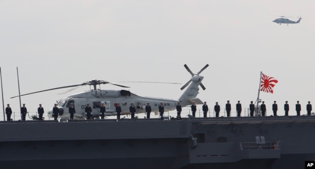 Các thành viên Lực lượng Phòng vệ Biển Nhật Bản đứng trên boong tàu khu trục Izumo.