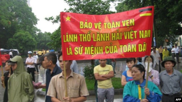 Tất cả bà con xuống đường đều tự giác!