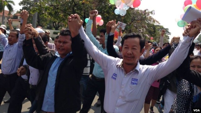 លោក​ រ៉ុង ឈុន​ ប្រធាន​សហភាព​សហជីព​កម្ពុជា​បាន​បញ្ជាក់​ប្រាប់​ក្រុម​អ្នក​កាសែត​នៅ​ពីមុខ​ព្រះ​អង្គដងកើ​​កាល​ពី​ថ្ងៃ​ច័ន្ទ ទី​១០ មករា ២០១៤ ថា​បើ​ការ​ទាមទារ​ដំឡើង​ប្រាក់​ខែ​ឱ្យ​​បាន​១៦០​ដុល្លារ​ក្នុង​មួយ​ខែ​និង​ដោះលែង​អ្នក​ទាំង​២១​នាក់​​មិន​ទទួលបាន​ជោគជ័យ​ទេ​នោះ​សហជីព​ទាំង​១៦​នឹង​ដឹកនាំ​ធ្វើ​មហា​បាតុកម្ម​សារជាថ្មី។​ (ហេង រស្មី វីអូអេ)