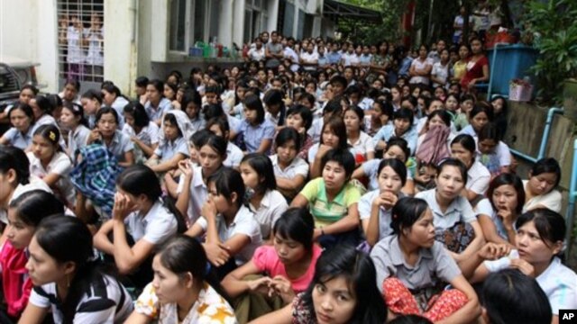 ရန္ကုန္ၿမိဳ႕က အလုပ္သမားဌာန႐ံုးေရွ႕ ဆႏၵျပေနၾကတဲ့ စက္႐ံုအလုပ္သမားမ်ား။ (စက္တင္ဘာလ ၇ ရက္၊ ၂၀၁၂)။