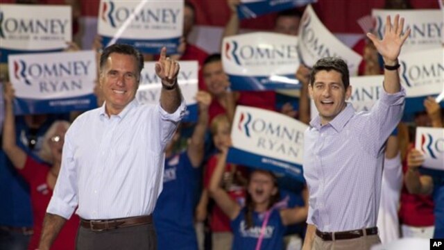 Ứng cử viên đảng Cộng hòa Mitt Romney (trái) và người đứng chung liên danh tranh cử với ông Paul Ryan trong buổi vận động ở North Carolina hôm Chủ Nhật