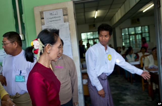 Lãnh tụ dân chủ Aung San Suu Kyi đi bỏ phiếu tại Yangon, Myanmar, ngày 8/11/2015.