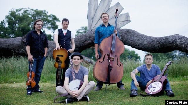 The Infamous Stringdusters, L to R: Jeremy Garrett (fiddle), Andy Falco (guitar), Chris Pandolfi (banjo), Travis Book (bass), Andy Hall (dobro).  (Photo credit: Tom Daly)