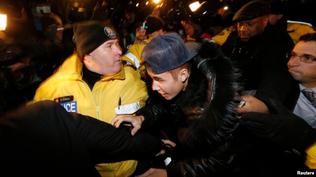 Ca sĩ nhạc pop Justin Bieber đến trụ sở cảnh sát ở Toronto, Canada