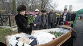 Sergey Magnitskiy korrupsiyani fosh etgani uchun soxta ayblov bilan hibsga olinib, qamoqda o'lgan. 2009-yil, 20-noyabrida Moskvada ko'milgan.