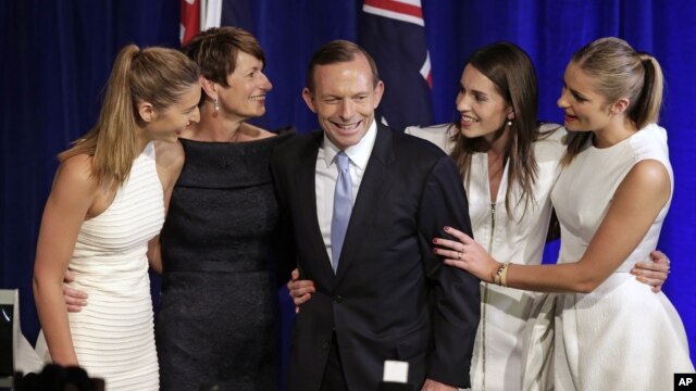 Ông Tony Abbott và gia đình ăn mừng chiến thắng sau bầu cử tại Sydney, ngày 7/9/2013.