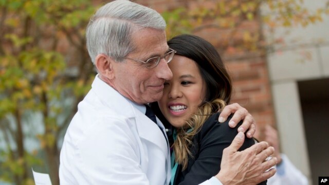 Bác sĩ Anthony Fauci, giám đốc Viện Dị ứng và Các bệnh truyền nhiễm, ôm cô Nina Pham khi cô được cho xuất viện tại Viện Y tế Quốc gia Hoa Kỳ, 24/10/2014.