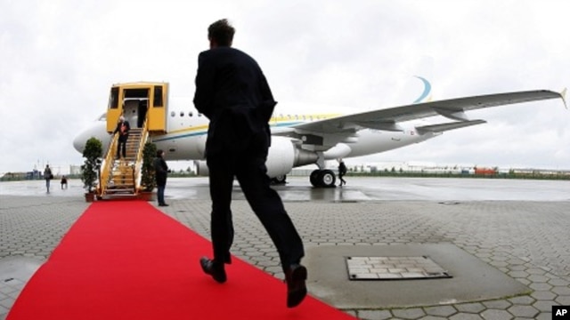 Man runs over red carpet to new Airbus A318 (File photo)