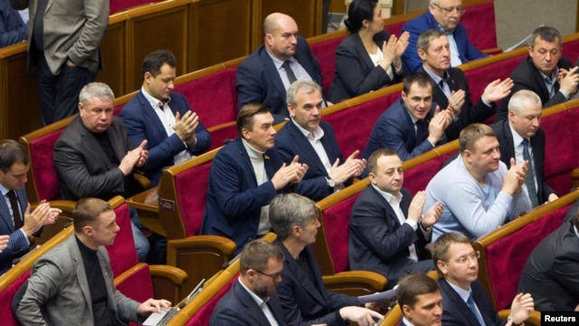 Các đại biểu vỗ tay sau loan báo kết quả biểu quyết của Quốc hội Ukraine chấp thuận gọi Nga là "nước gây hấn"