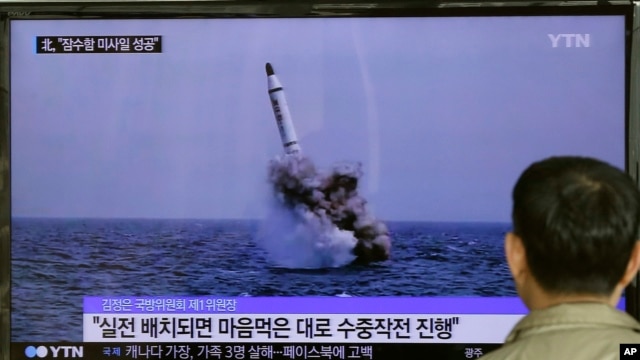 A South Korean man watches a TV news program showing an image published in North Korea's Rodong Sinmun newspaper of North Korea's ballistic missile believed to have been launched from underwater, at Seoul Railway station in Seoul, South Korea, May 9, 201