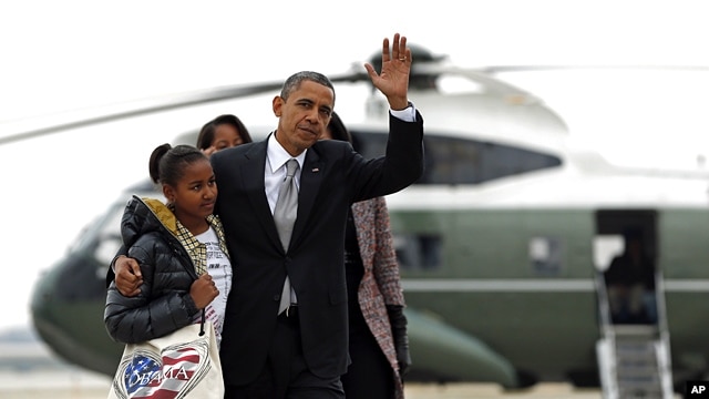 President Barack Obama,Michelle Obama and their daughters Sasha and Malia, walk from Marine One to board Air Force One at Chicago O'Hare International Airport, Nov. 7, 2012, in Chicago.