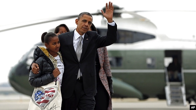 Tổng thống Obama cùng Ðệ nhất phu nhân Michelle và hai con đáp Chuyên cơ Air Force One về Washington từ Chicago.