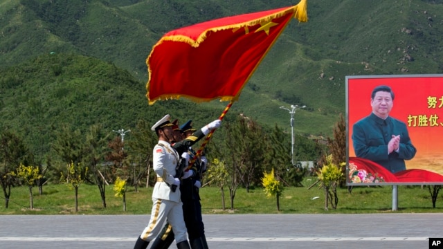 仪仗队为9月3日的大阅兵在中国国家主席习近平的画像前进行演习操练 （2015年8月22日）