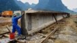 Công nhân xây dựng cầu đường ở Việt Nam