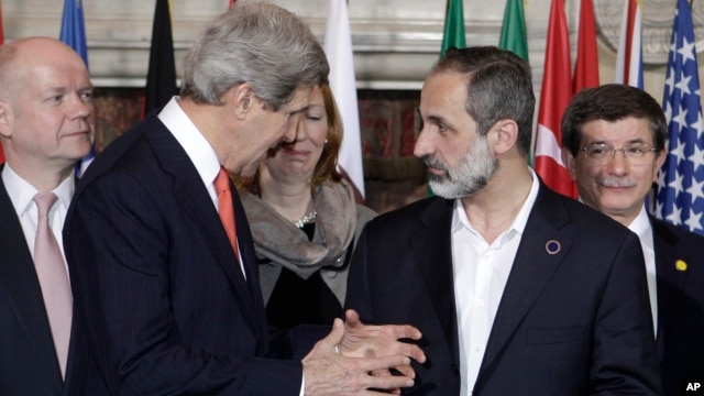 U.S. Secretary of State John Kerry talks to Syrian opposition coalition leader Mouaz al-Khatib. (Feb. 28, 2013)