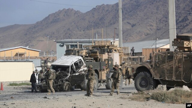 Binh sĩ Mỹ cho kéo một chiếc xe tải bị hư hại sau vụ đánh bom tự sát ở Kabul, Afghanistan, ngày 13/10/2014. 