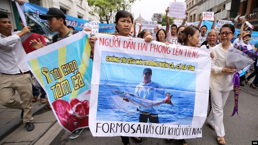 Người dân xuống đường biểu tình vụ cá chết tại H Nội, ngày 1/5/2016.