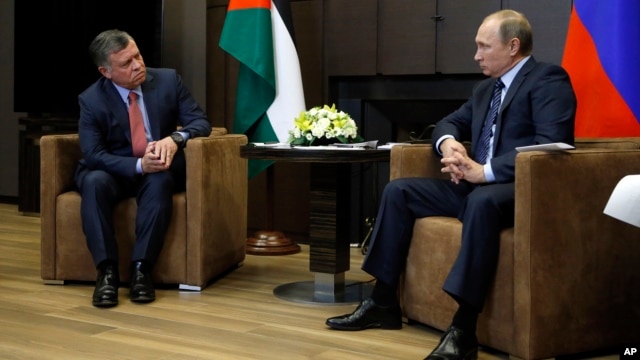 Tổng thống Nga Vladimir Putin gặp Quốc vương Abdullah đệ nhị của Jordan ở Sochi, Nga, ngày 24/11/2015.