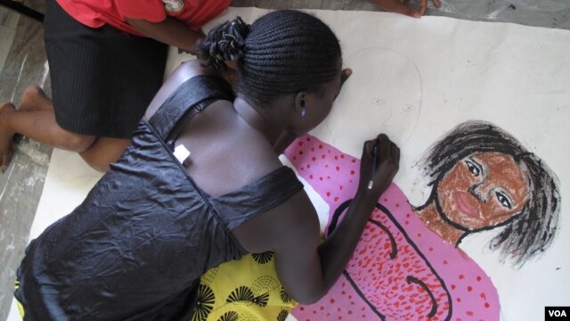 A woman living with HIV sketches her body map in Kisumu, Kenya, July 7, 2011. (X. Verhoest/VOA)