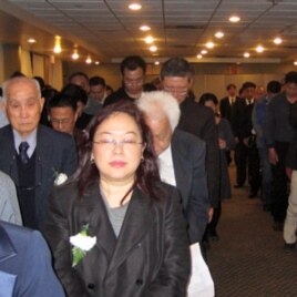 追思会与会者向方励之默哀致敬