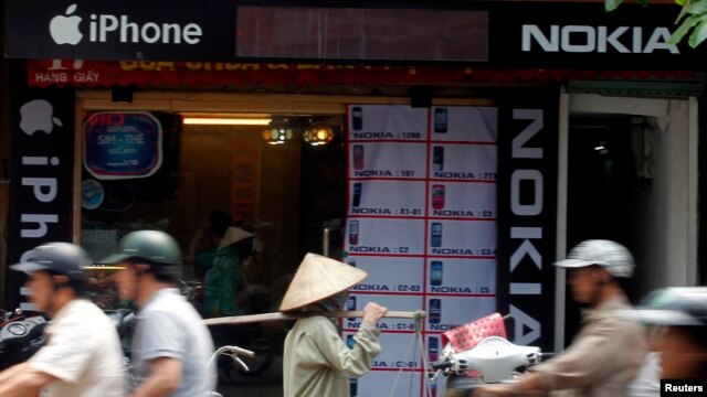 Cửa hàng bán điện thoại di động của Samsung, Nokia và Apple tại Hà Nội.