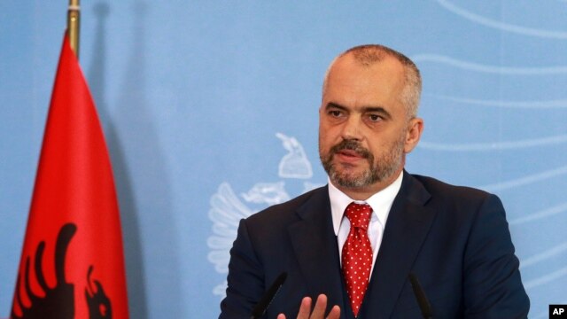 Thủ tướng Albanie Edi Rama phát biểu trên truyền hình tại Tirana, 15/11/2013