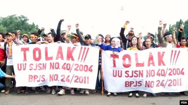 Buruh dari Jakarta, Bekasi, Tangerang dan Banten, berdemonstrasi menolak sistem jaminan sosial. (Foto: VOA/Fathiyah Wardah)
