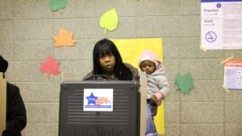 Une électrice de Chicago (Iftikhar Hussain/VOA)