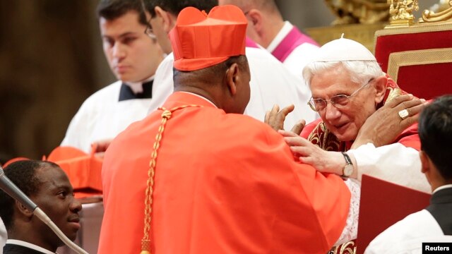 Papa Bento XVI na benção ao novo Cardinal John Olorunfemi Onaiyekan da Nigéria durante um cerimónia na Basílica de San Pedro no Vaticano (Nov 24, 2012)