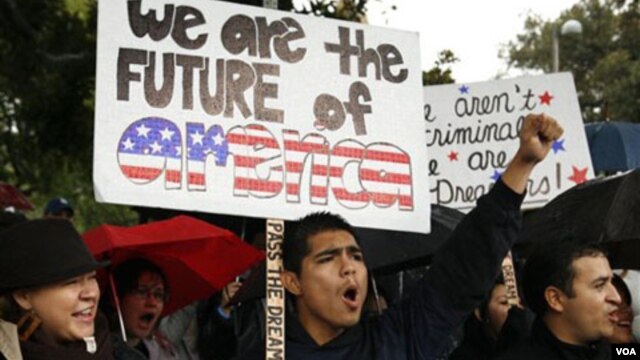 Un joven indocumentado durante una manifestación en California.