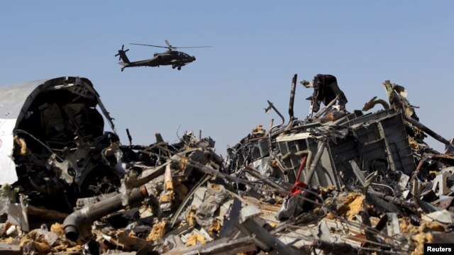 Un helicóptero egipcio sobrevuela los escombros del avión ruso que cayó en el área de Hassana, al norte de Egipto.
