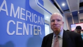 Thượng nghị sĩ John McCain sau một cuộc họp báo tại Trung tâm Hoa Kỳ ở Hà Nội, ngày 8/8/2014.