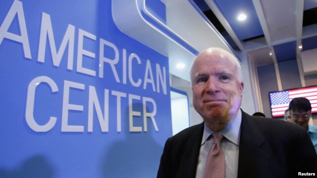Thượng nghị sĩ John McCain sau một cuộc họp báo tại Trung tâm Hoa Kỳ ở Hà Nội, ngày 8/8/2014.