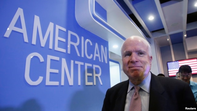 Thượng nghị sĩ McCain rời buổi họp báo tại Trung tâm Hoa Kỳ ở Hà Nội, 8/8/2014.