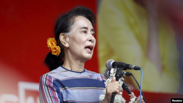 ရွမ္းျပည္နယ္၊ ဟိုပံုးၿမိဳ႕နယ္အတြင္း ေဒၚေအာင္ဆန္းစုၾကည္က ေဒသခံ တုိင္းရင္းသားမ်ားႏွင့္ေတြ႔ဆံုေဆြးေႏြးစဥ္ (စက္တင္ဘာ ၆၊ ၂၀၁၅)
