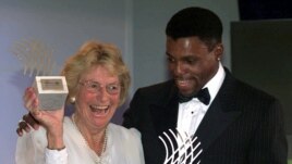 Fanny Blankers junto a Carl Lewis