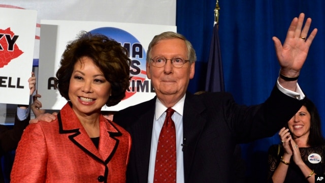 Thượng nghị sĩ bang Kentucky Mitch McConnell (phải) cùng phu nhân Elaine Chao vẫy chào những ủng hộ viên sau chiến thắng trong cuộc bầu cử sơ bộ hôm 20/5/2014 ở Louisville. bang Kentucky.