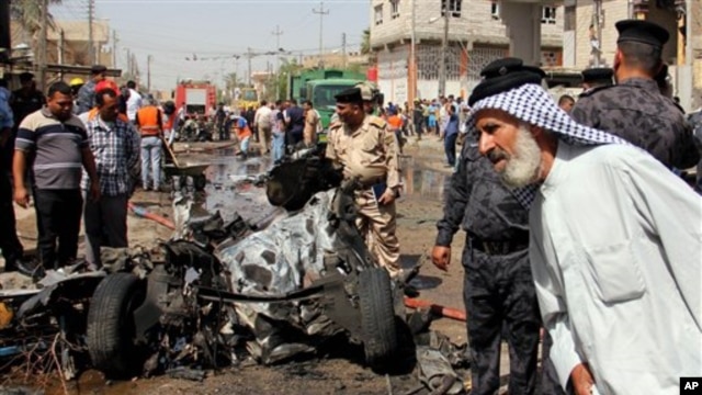 Hiện trường sau một vụ nổ bom tại Basra, Iraq. Các vụ đánh bom gây nhiều lo ngại về sự tái diễn của bạo động giáo phái trên diện rộng.