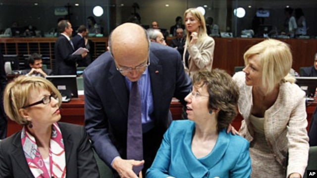 France's FM Alain Juppe (2nd L) greets European Union High Representative for Foreign Affairs and Security Policy Catherine Ashton (2nd R) during an EU foreign ministers meeting at the EU Council in Brussels, May 23, 2011