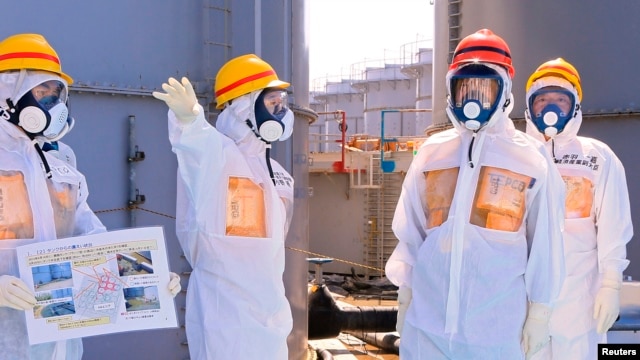 Thủ tướng Nhật Bản Shinzo Abe (thứ hai từ bên phải) đi thị sát nhà máy Fukushima.