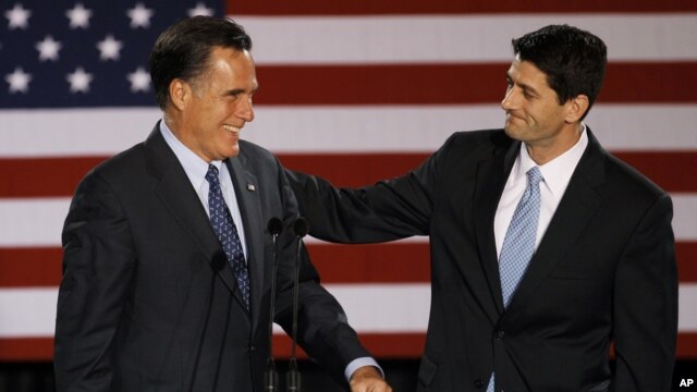 Ứng cử viên đảng Cộng hòa Mitt Romney (trái) và người đứng chung liên danh tranh cử Paul Ryan 