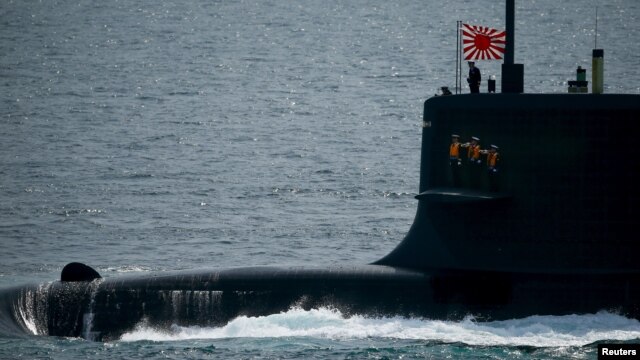 Thủy thủ đứng trên tàu ngầm Kokuryu của Lực lượng Tự vệ Nhật Bản tại Vịnh Sagami, ngoài khơi Yokosuka, phía nam Tokyo, ngày 15 tháng 10, 2015.