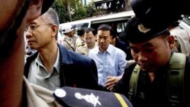 Thai activists Veera Somkwamkid, second left, a core leader of Yellow Shirts and Panich Vikitsreth, a member of Parliment of the ruling Democrat party, second right, are escorted by Cambodian court security personnel at Phnom Penh Municipal Court, file photo. 