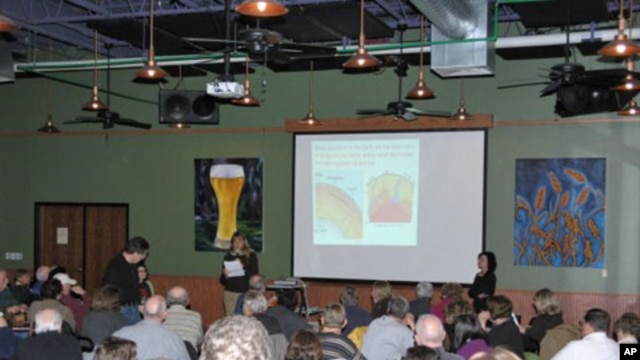 Organizer Cynthia Wichelman introduces a 'Science on Tap' speaker at the Schlafly Bottleworks.