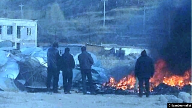 当地民众提供的照片显示，青海黄南州当局焚毁从藏民店铺和住宅查抄的卫星电视接收器。（2013年1月9日）