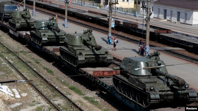 A freight car loaded with self-propelled howitzers is seen at a railway station in Kamensk-Shakhtinsky, Rostov region, near the border with Ukraine, August 24, 2014. 