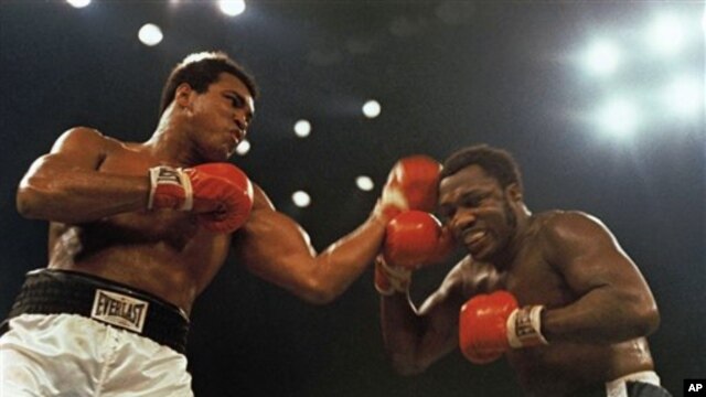 Muhammad Ali (trái) và Joe Frazier trong trận đấu quyền Anh 12 hiệp ngày 28 tháng 1, 1974 ở Madison Square Garden, New York. 