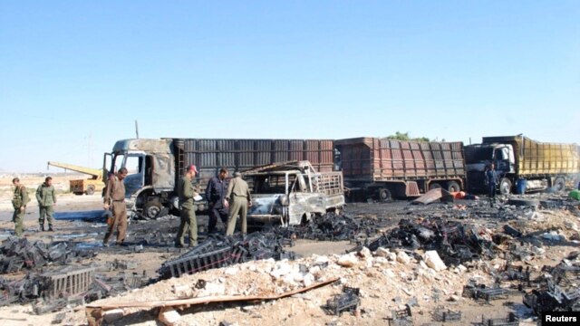 Hiện trường sau một vụ đánh bom tự sát ở thành phố Hama, Syria, ngày 20/10/2013. Cuộc nội chiến ở Syria đã giết chết hơn 100.000 người và làm cho hàng triệu người phải bỏ nhà cửa đi lánh nạn. 