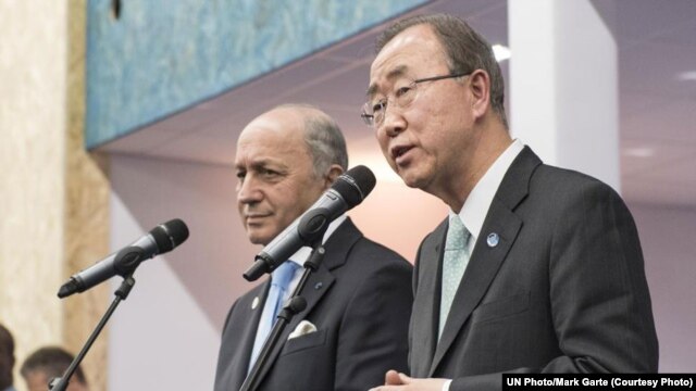Tổng Thư ký LHQ Ban Ki-moon, phải, và Ngoại trưởng Pháp Laurent Fabius, chủ tịch hội nghị biến đổi khí hậu (COP21), trong 1 buổi họp báo ở Paris, ngày 12/12/2015.