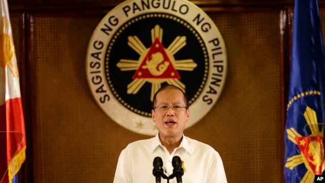 Tổng thống Philippines Benigno Aquino đọc diễn văn gửi đến quốc dân từ Dinh Tổng thống ở Manila trong chương trình truyền hình trực tiếp, 14/7/14